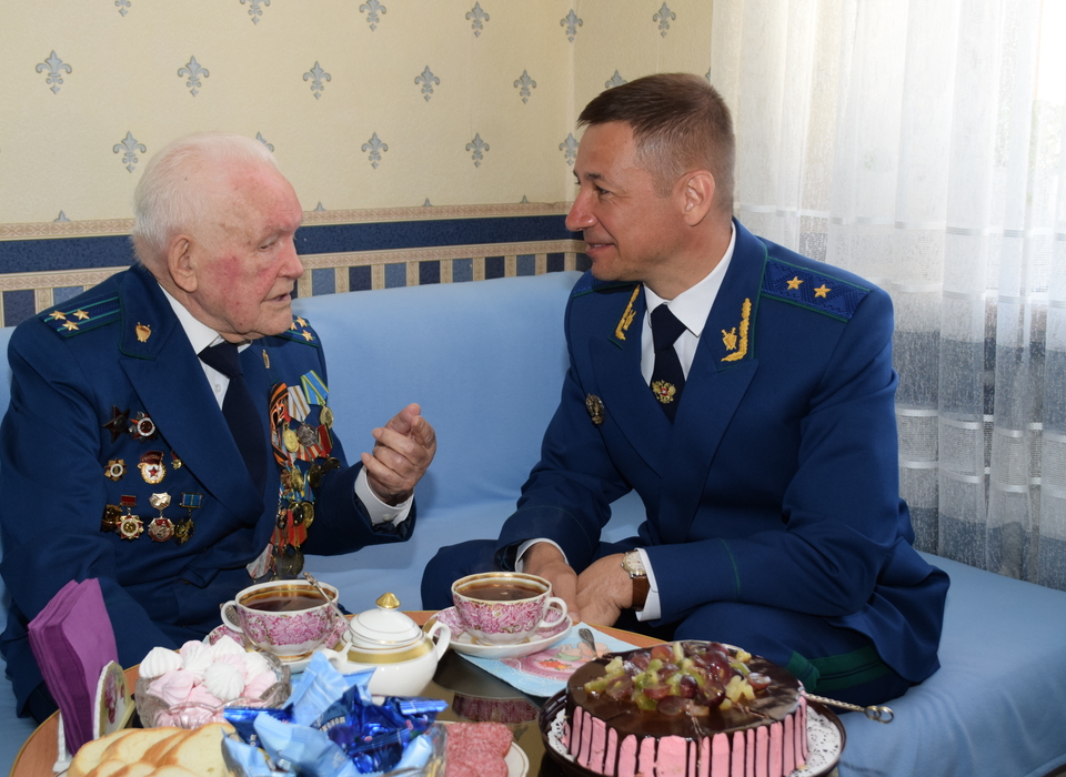 В Волгограде с 98-летием поздравили ветерана Георгия Рогового